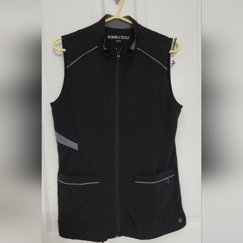 *NWT* Sleeveless Scrubletics Top